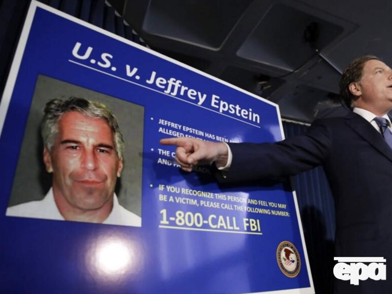 Связи с преступностью могли бы объяснить, с какой легкостью Эпштейн мог привозить "девушек" из РФ, пишет Daily Mail