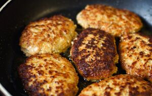 Масу для котлет акторка збиває у блендері