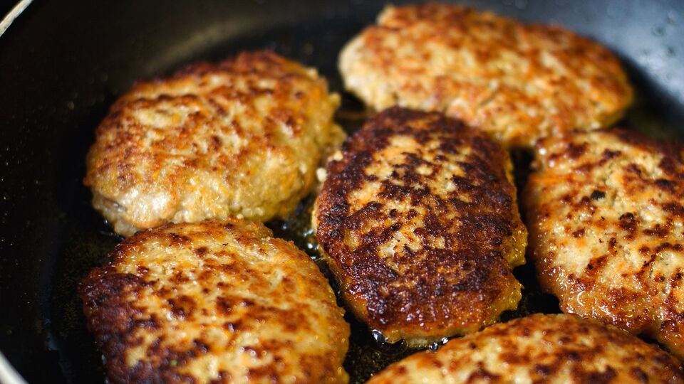 Массу для котлет актриса сбивает в блендере