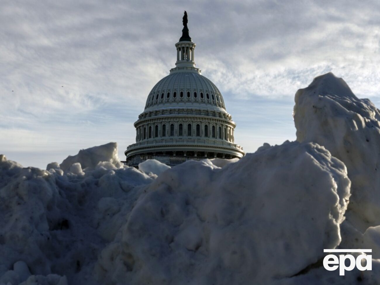 Снег скапливается на американских улицах