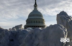 Снег скапливается на американских улицах