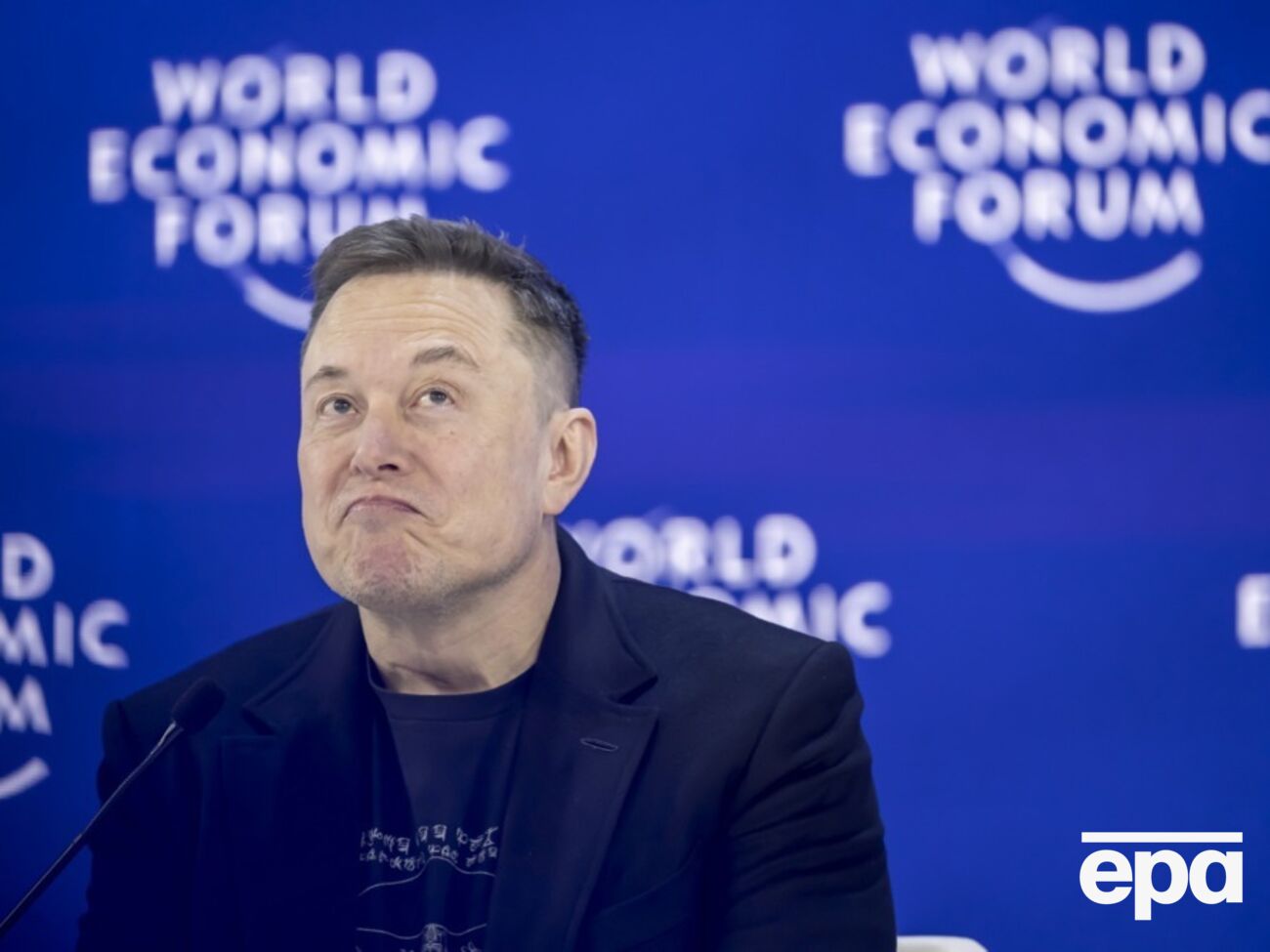 В оприлюдненних листах ідеться, що Маск 2012-го і 2013 року намагався організувати поїздки на острів Епштейна