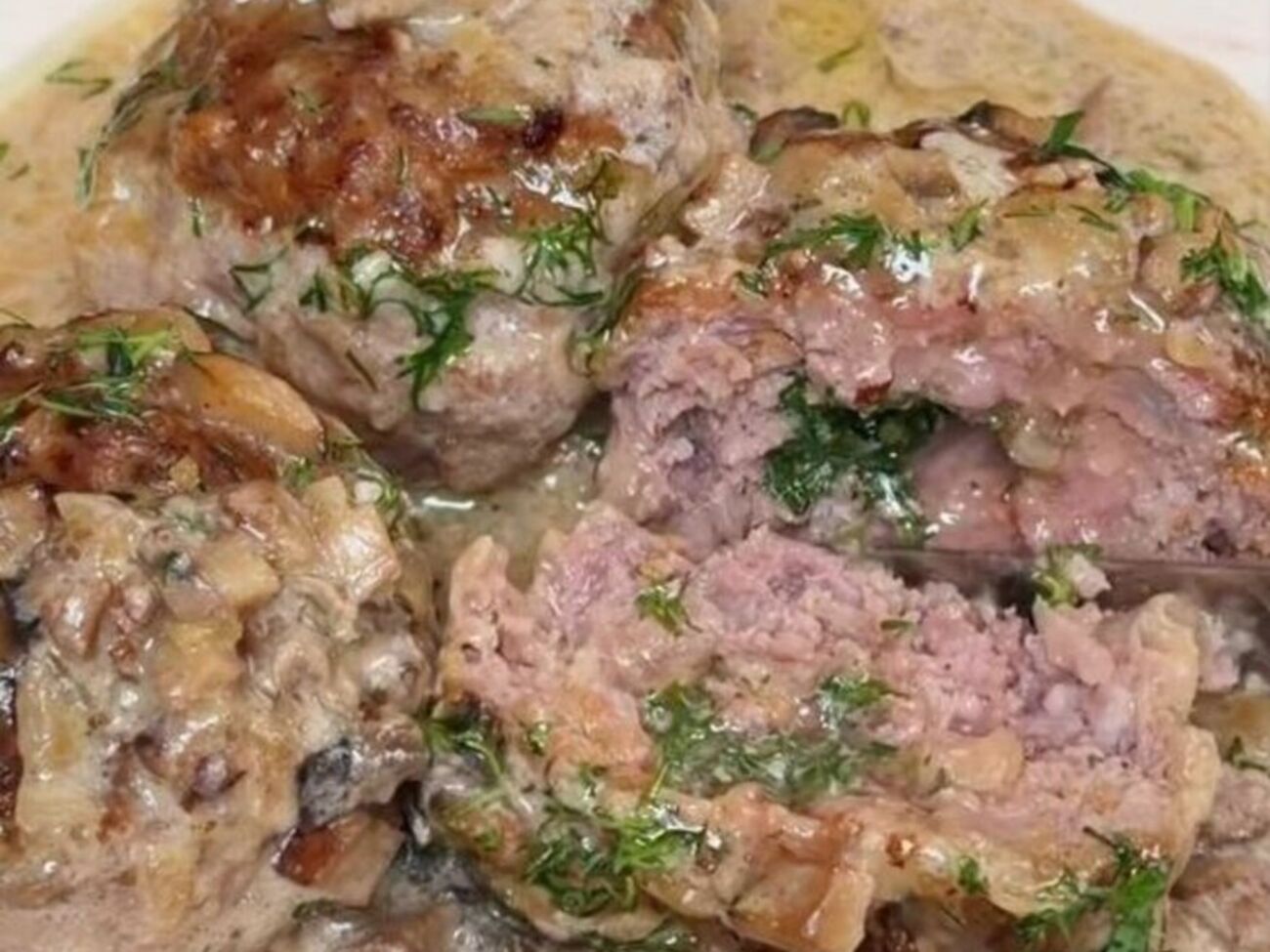 Для фарша замочите четыре ломтика батона в 150 мл молока