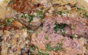 Для фарша замочите четыре ломтика батона в 150 мл молока