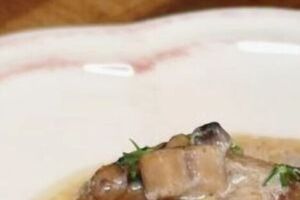 Для фаршу замочіть чотири скибки батона у 150 мл молока