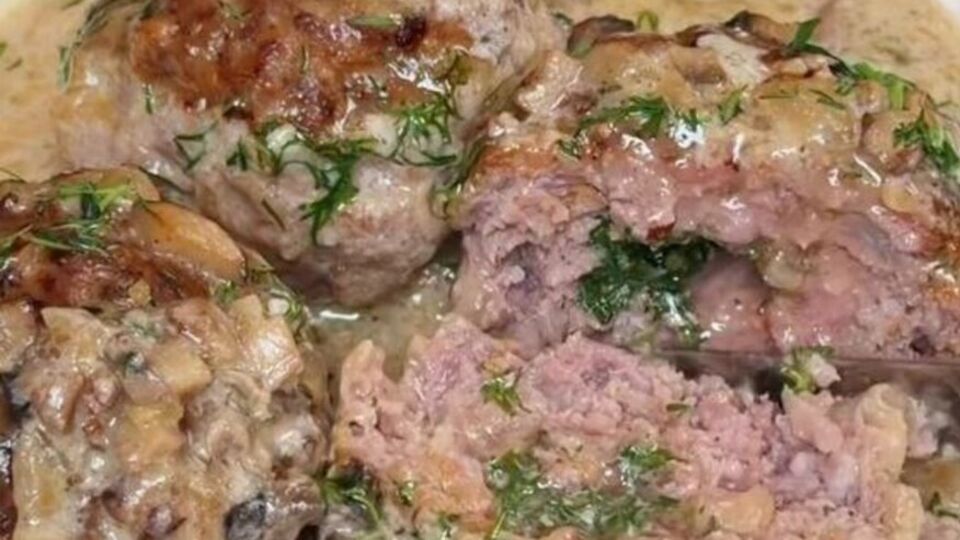 Для фарша замочите четыре ломтика батона в 150 мл молока