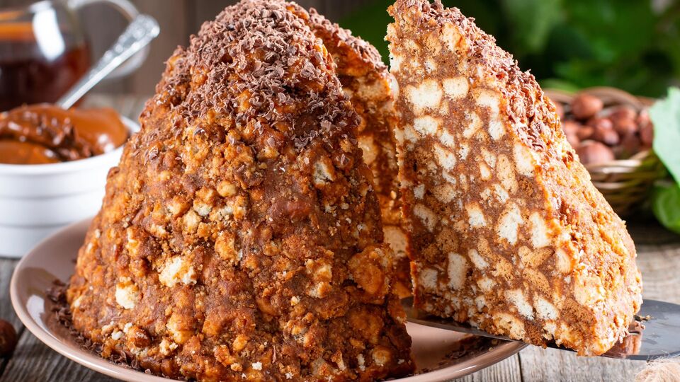 Печенье для этого десерта лучше приготовить своими руками