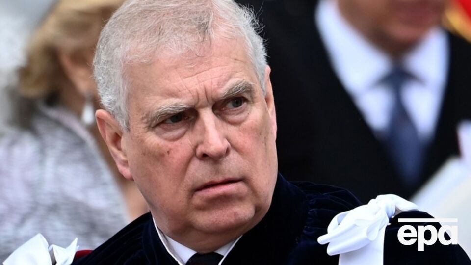 Скандал вокруг принца начался в 2010 году, когда его сфотографировали с Эпштейном