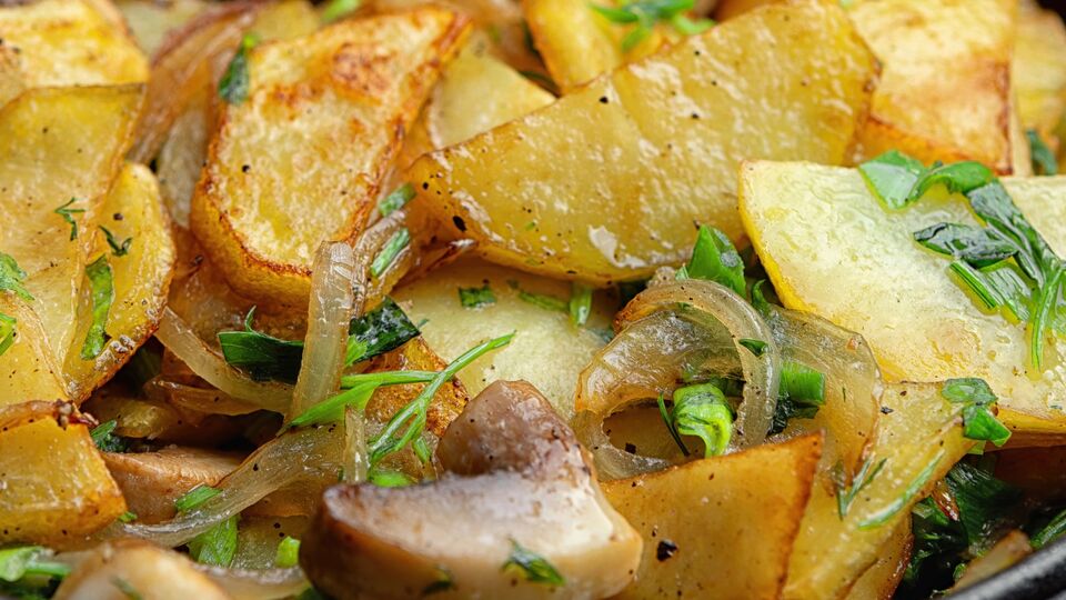 Перед смаженням картоплю потрібно відварити