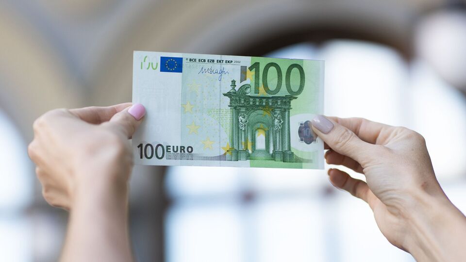 С 1 февраля торговые операторы Болгарии должны возвращать сдачу только в евро