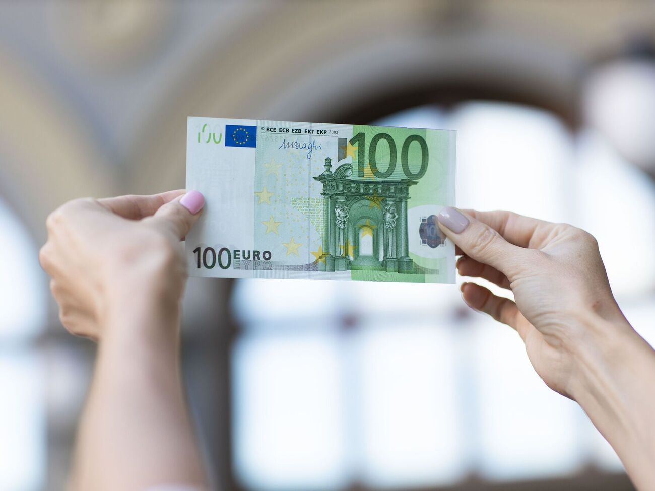 Із 1 лютого торговельні оператори Болгарії мають повертати решту лише в євро