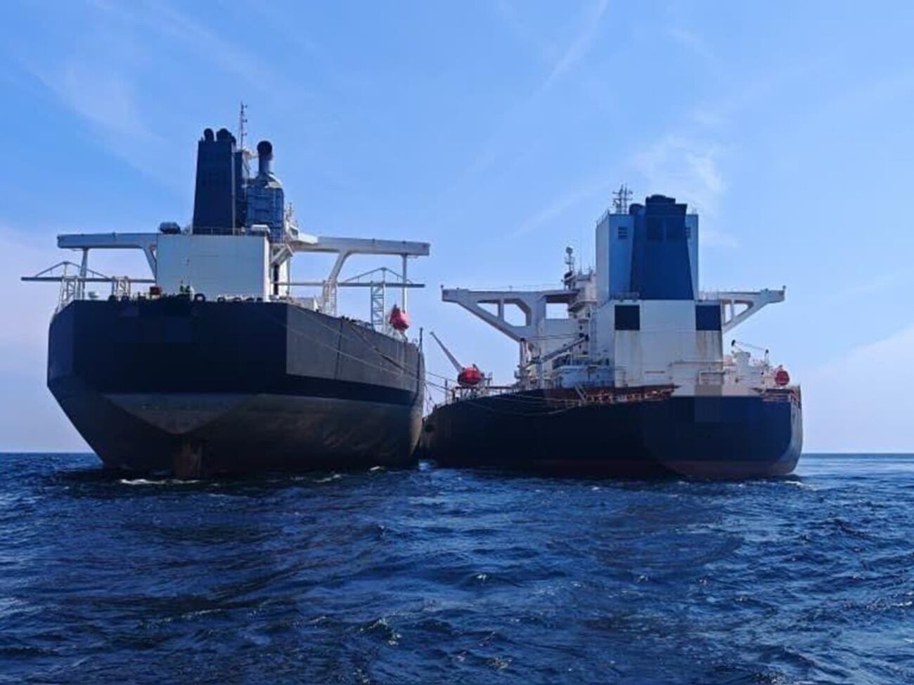 Танкери порушили відразу дві заборони у водах Малайзії