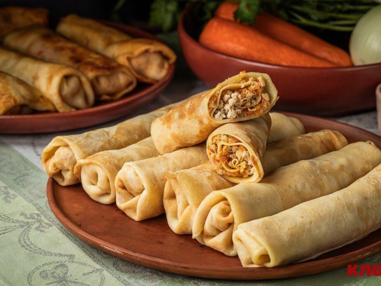 У кожен млинець викладають по 1,5 ст. л. начинки