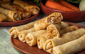 У кожен млинець викладають по 1,5 ст. л. начинки