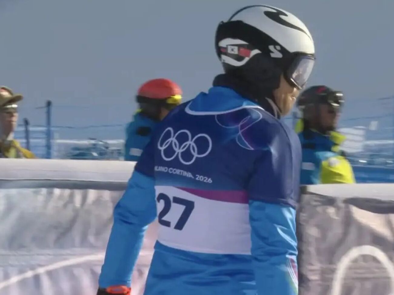 На шоломі спортсмена зображені прапори кількох країн