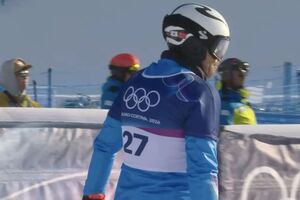На шлеме спортсмена изображены флаги нескольких стран