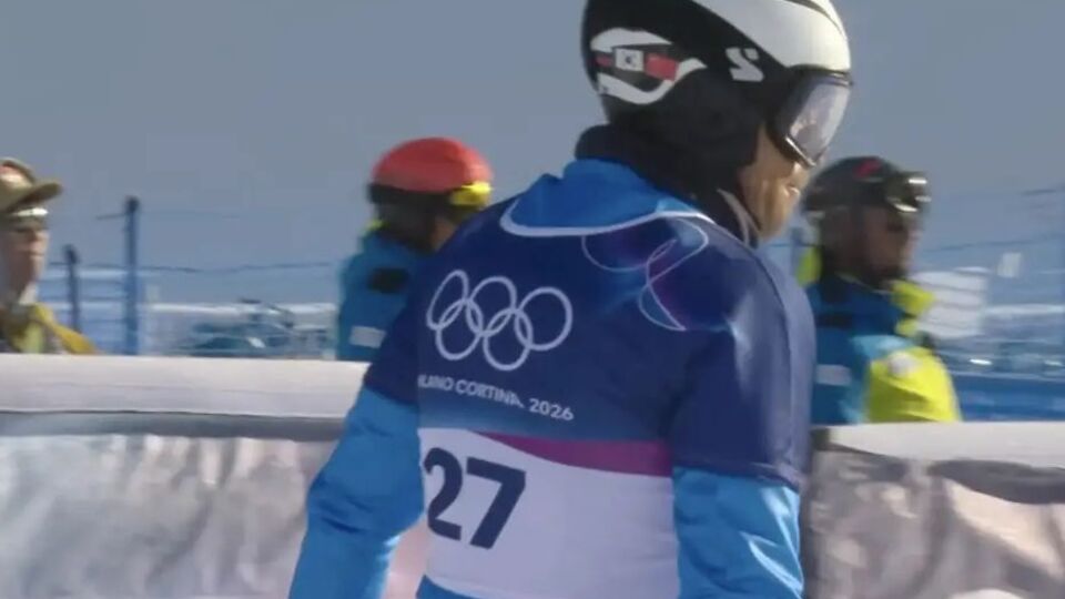 На шлеме спортсмена изображены флаги нескольких стран