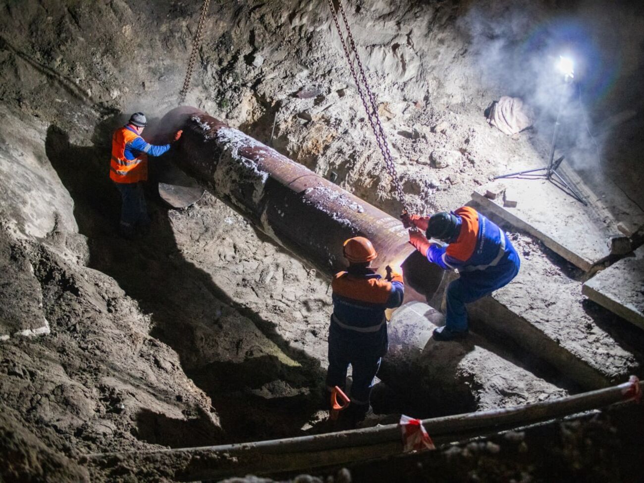 Киевские коммунальщики, которые ликвидируют последствия обстрелов, получили премии, сообщил Кличко