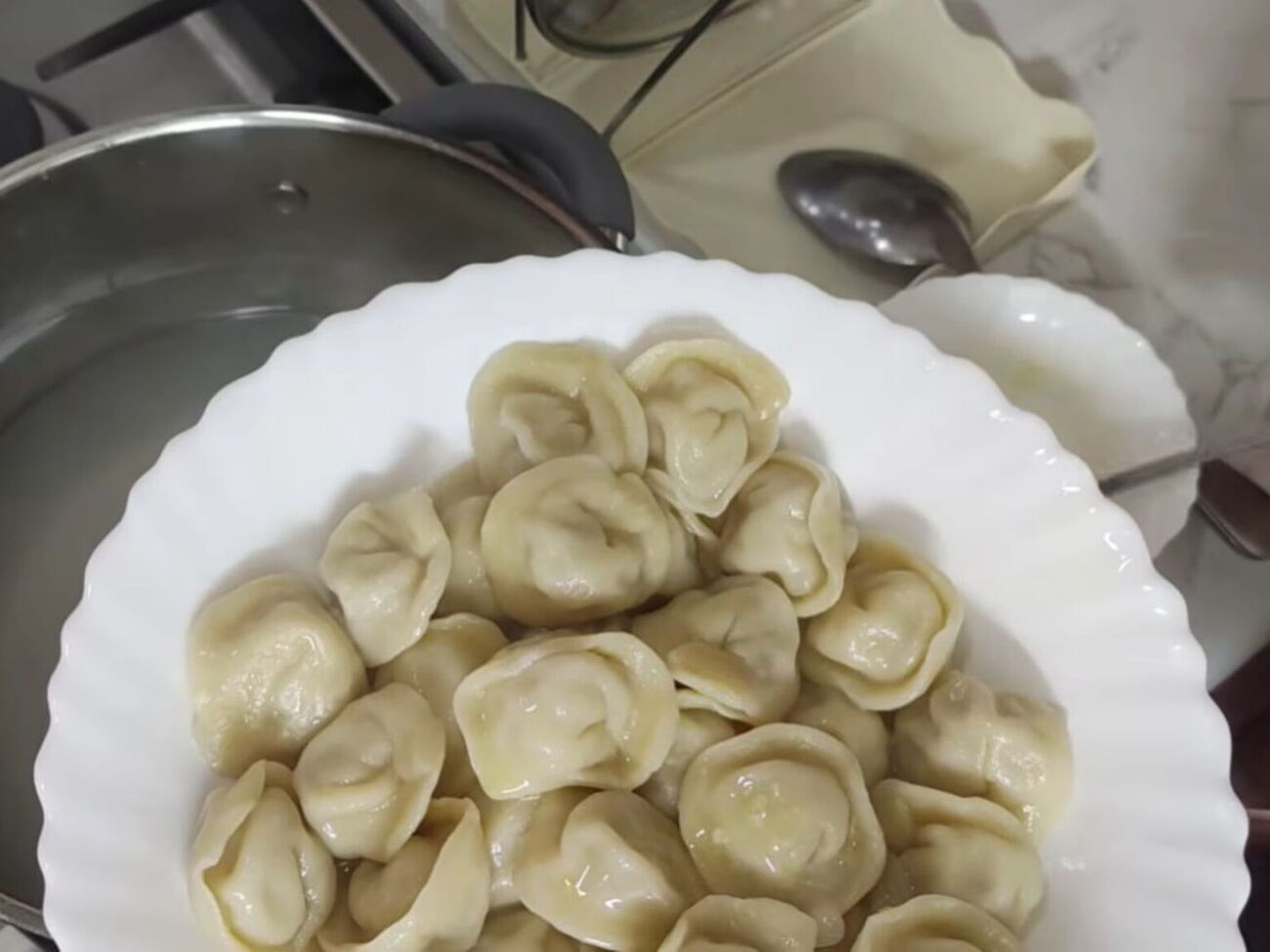 Перед подачей полейте пельмени растопленным сливочным маслом и перемешайте