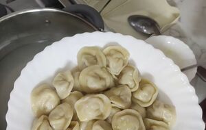 Перед подачей полейте пельмени растопленным сливочным маслом и перемешайте