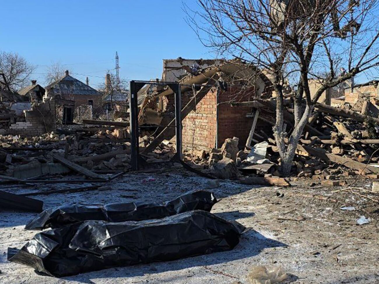 В Славянске из-под завалов частного дома извлекли тела женщины и ее 11-летней дочери, рассказали в полиции области