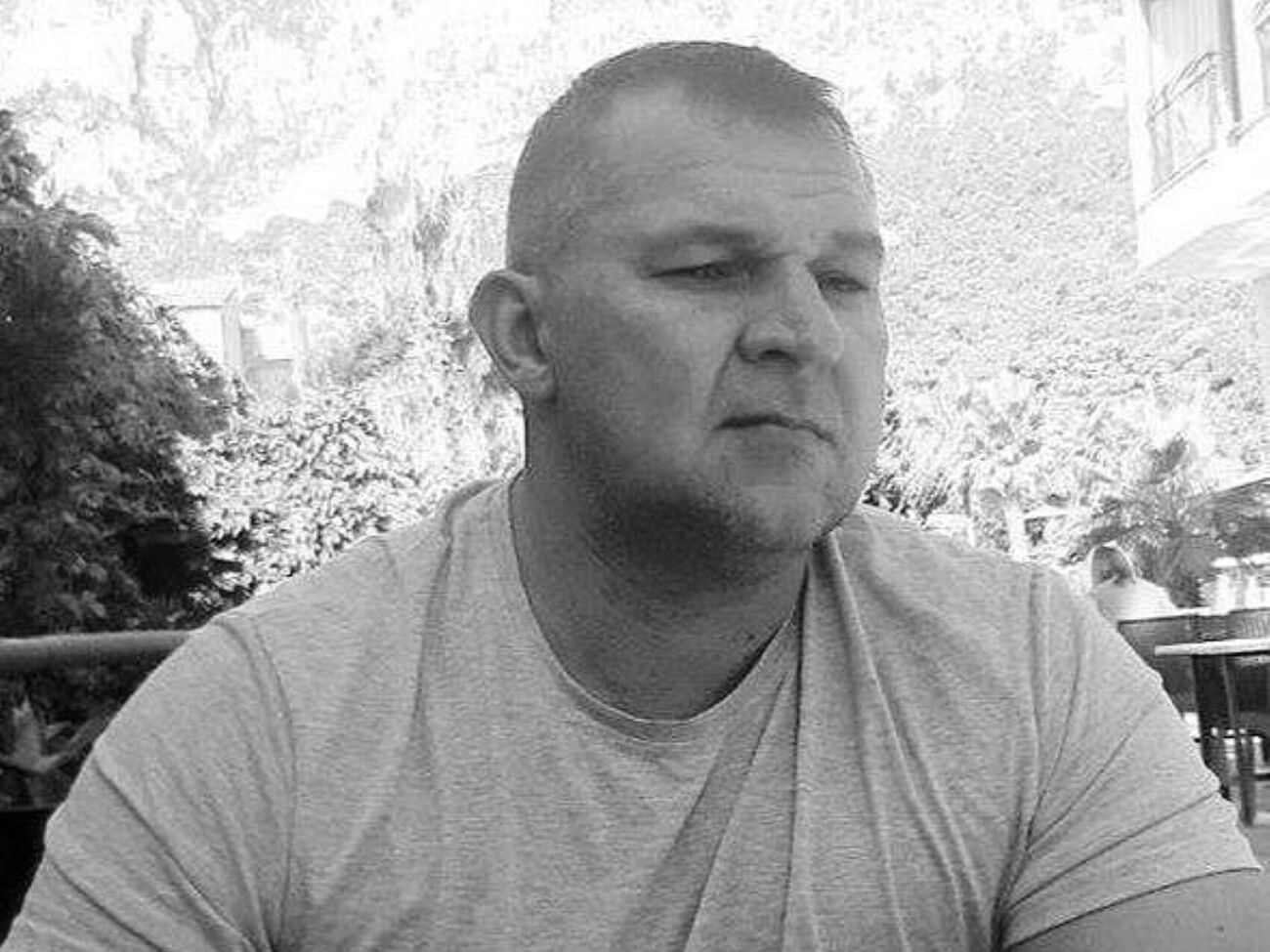 По словам знакомых убитого, мужчина более 20 лет работал в правоохранительных органах