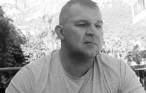 По словам знакомых убитого, мужчина более 20 лет работал в правоохранительных органах