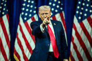 Трамп "думает над тем", чтобы направить в сторону Ирана вторую авианосную группу к USS Abraham Lincoln