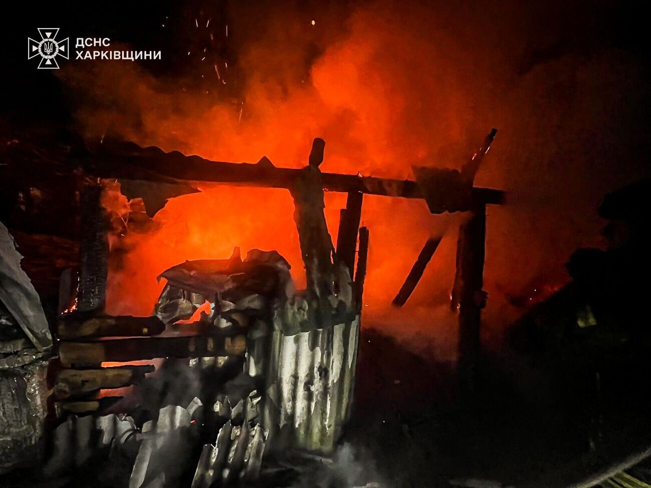 Унаслідок влучання російського БПЛА по території приватного домоволодіння в Богодухові виникла пожежа, розповіли в ОВА