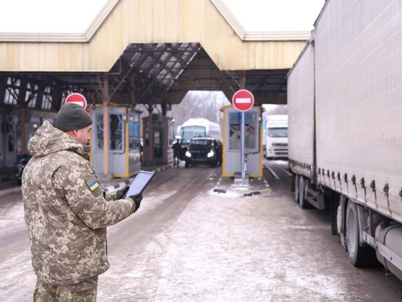 Пункт пропуска уже строится, сказал Клименко