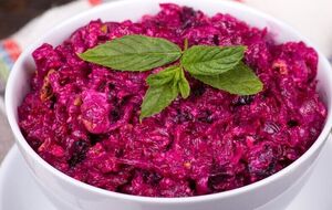 Для салата смешайте свеклу, морковь, редьку и яблоко