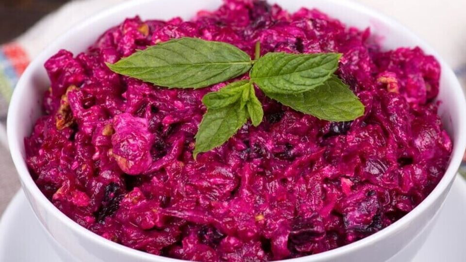 Для салата смешайте свеклу, морковь, редьку и яблоко