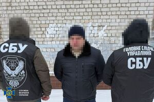 Під час обшуків у підозрюваного вилучили гроші й документи, які правоохоронці вважають доказами
