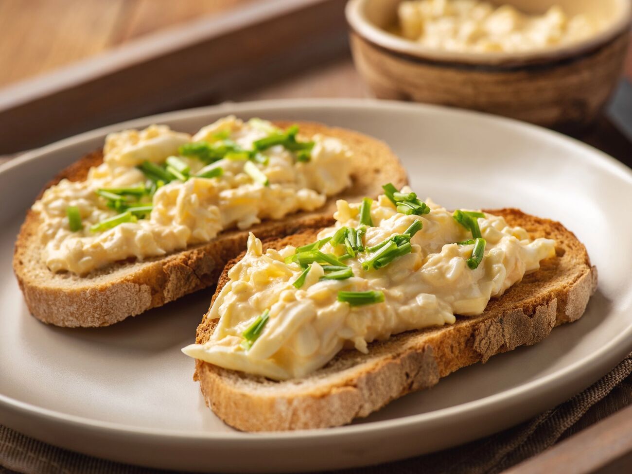 Намазку подают на хлебе