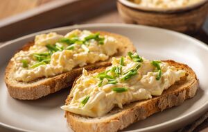 Намазку подают на хлебе