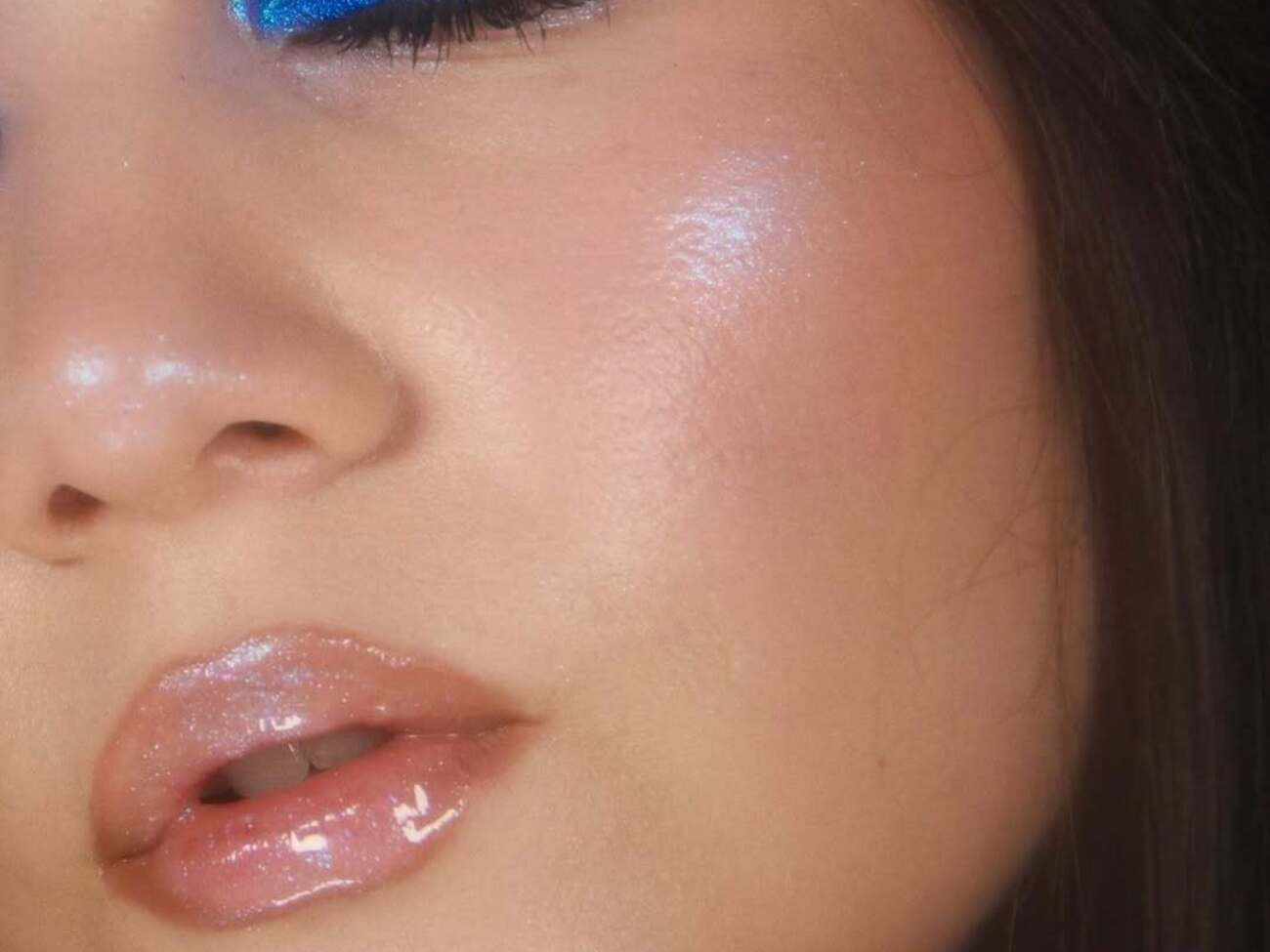 Такий макіяж дає глянцеве покриття