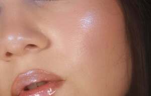 Такий макіяж дає глянцеве покриття