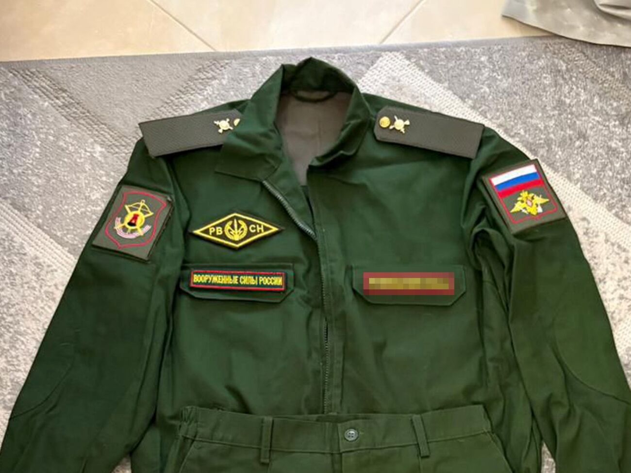 Під час обшуків у фігуранта виявили військовий формений одяг РФ і документи країни-агресора