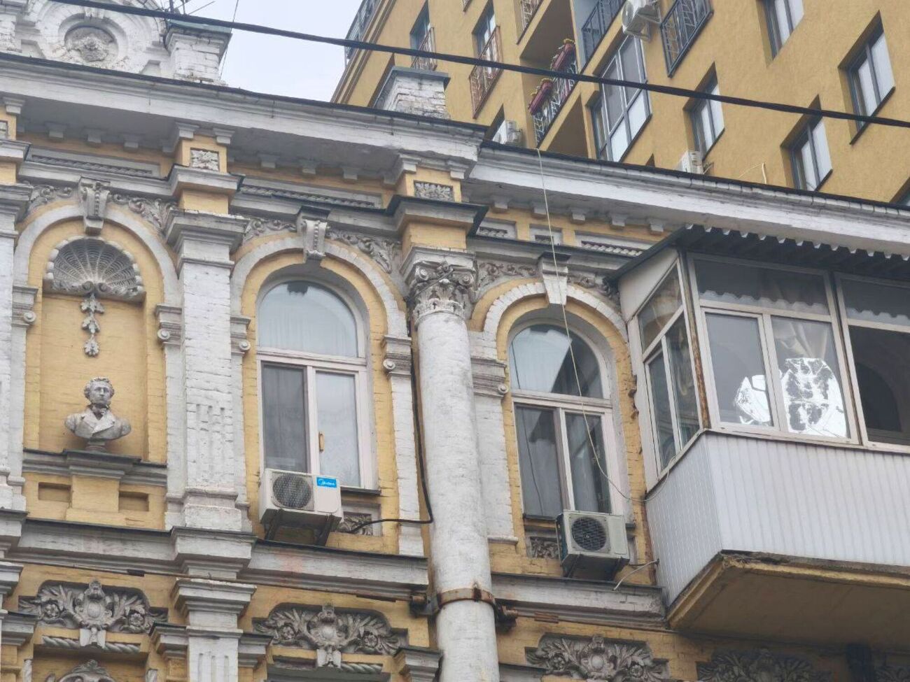 Бюст Пушкину был установлен в 1899 году на четвертом этаже здания