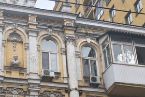 Бюст Пушкину был установлен в 1899 году на четвертом этаже здания