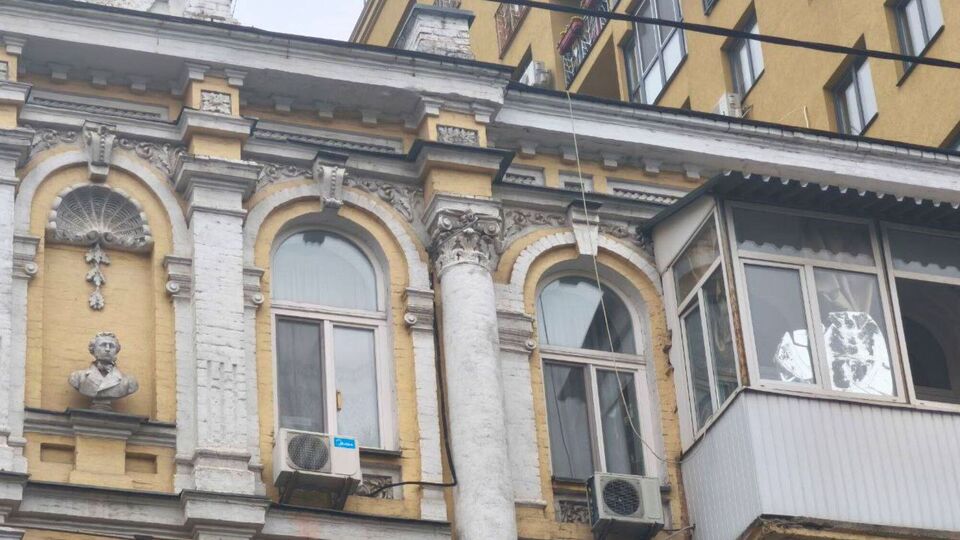 Погруддя Пушкіна встановили 1899 року на четвертому поверсі будівлі