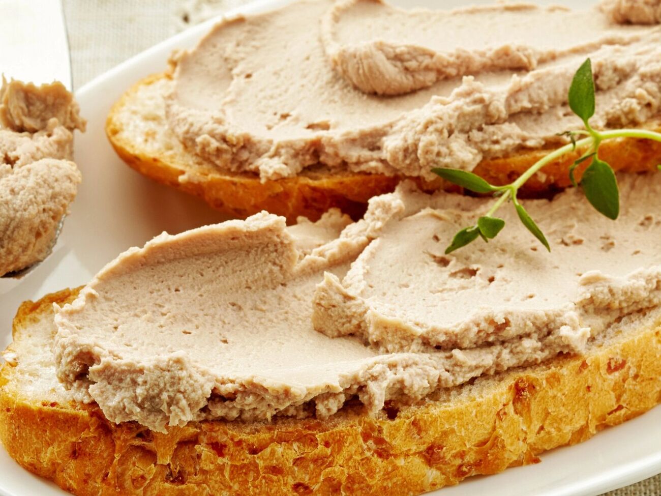 Для намазки возьмите 100 г греческого йогурта