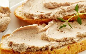 Для намазки возьмите 100 г греческого йогурта