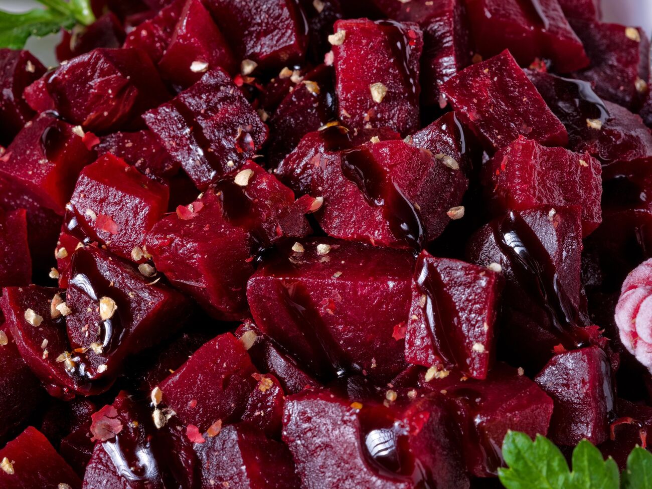 К салату добавляют горчицу и орехи