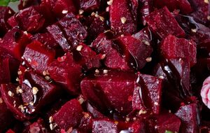 К салату добавляют горчицу и орехи