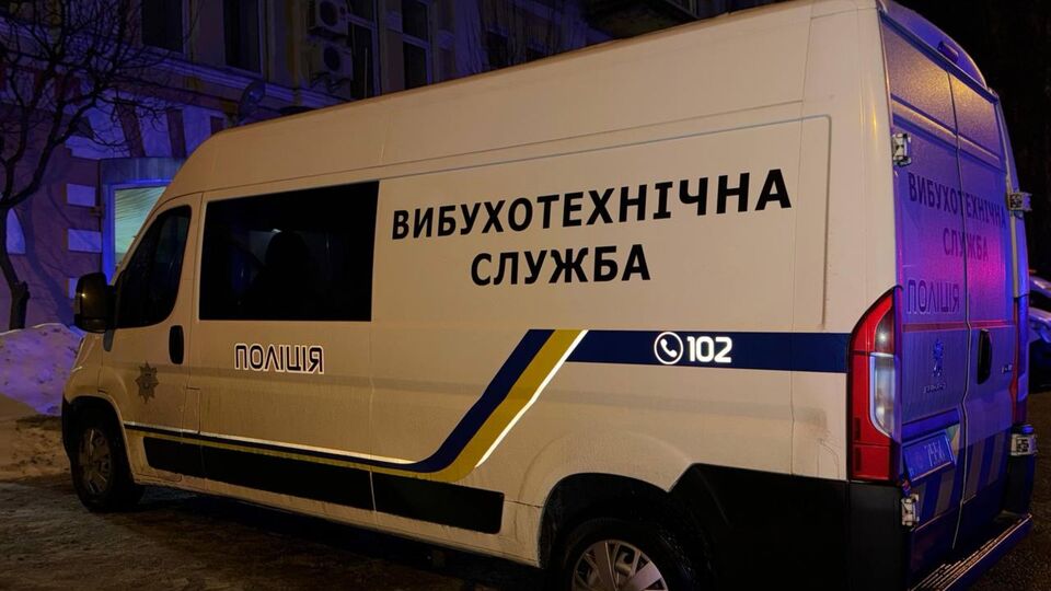 На місці події зараз працюють слідчо-оперативна група, вибухотехніки та інші служби