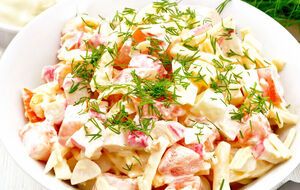 Заправить салат можно йогуртом или сметаной