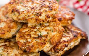 В фарш можете добавить соду, размоченный хлеб или яйцо