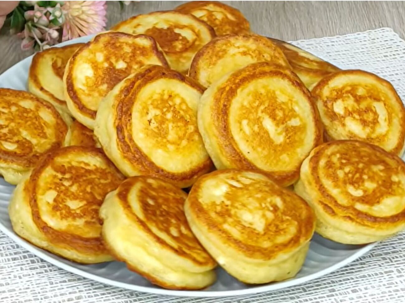 Жарьте оладьи на умеренном огне и обязательно под крышкой, чтобы они хорошо пропеклись внутри