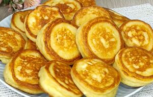 Жарьте оладьи на умеренном огне и обязательно под крышкой, чтобы они хорошо пропеклись внутри